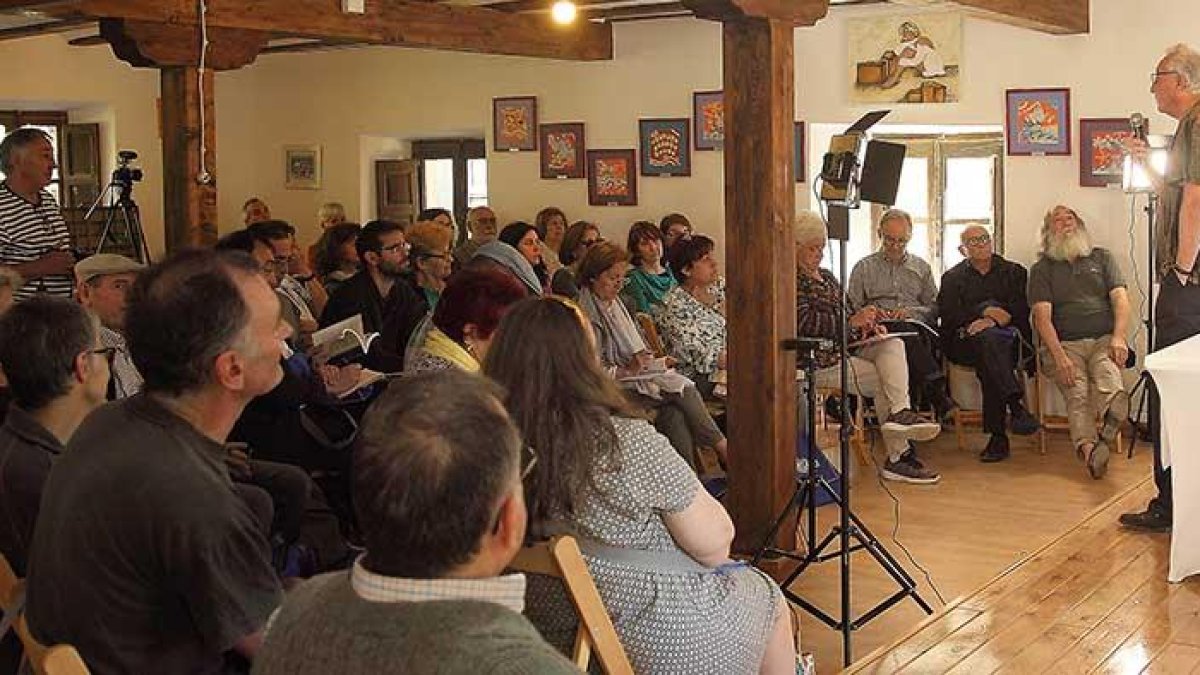 Los asistentes pusieron en común la utilidad y aplicaciones de este método educativo.-G.G.