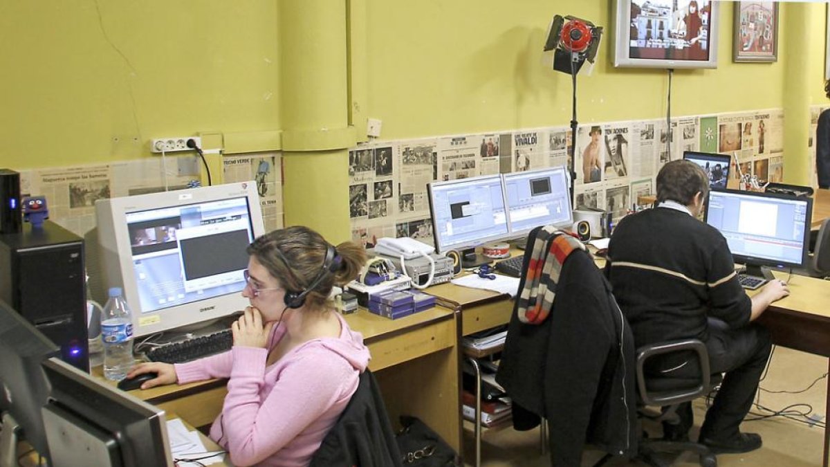 Dos trabajadores de ‘Mira lo que te digo’ desarrollan labores de accesibilidad audiovisual.