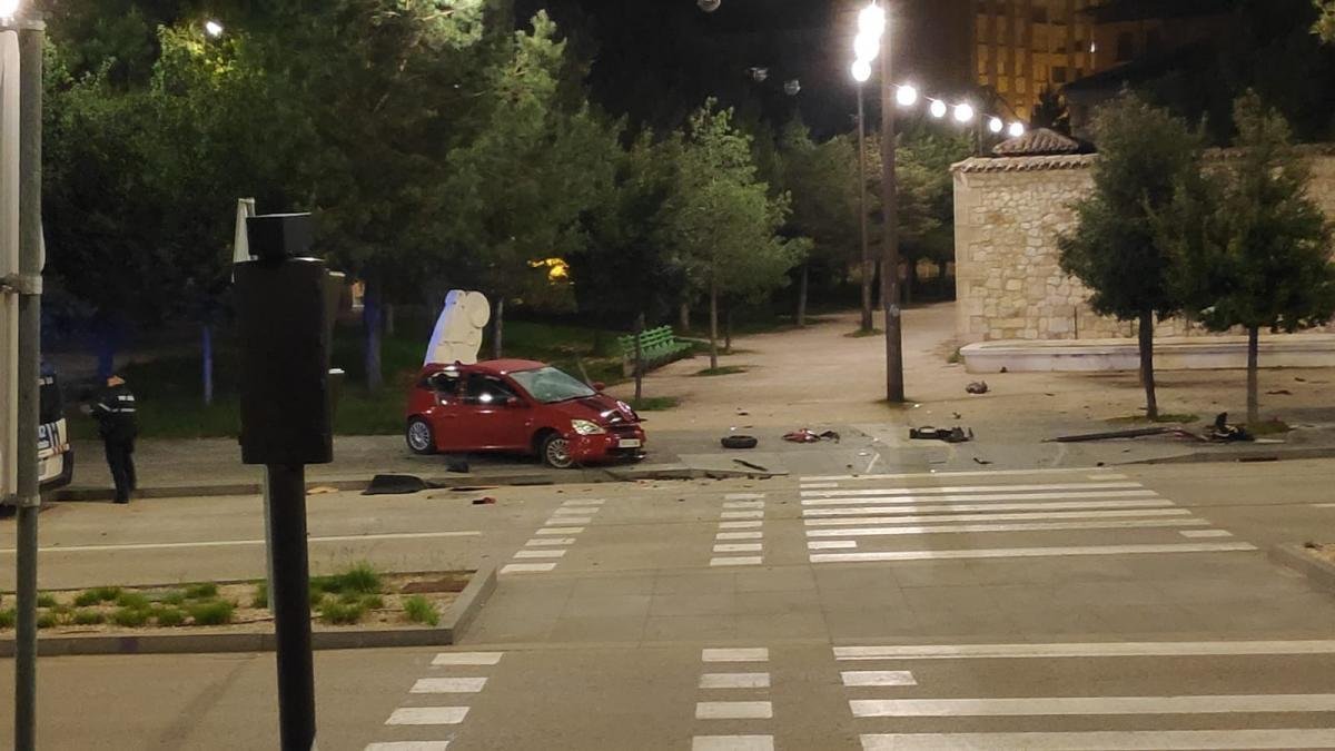Vehículo accidentado esta madrugada en el bulevar.-D. MONTES