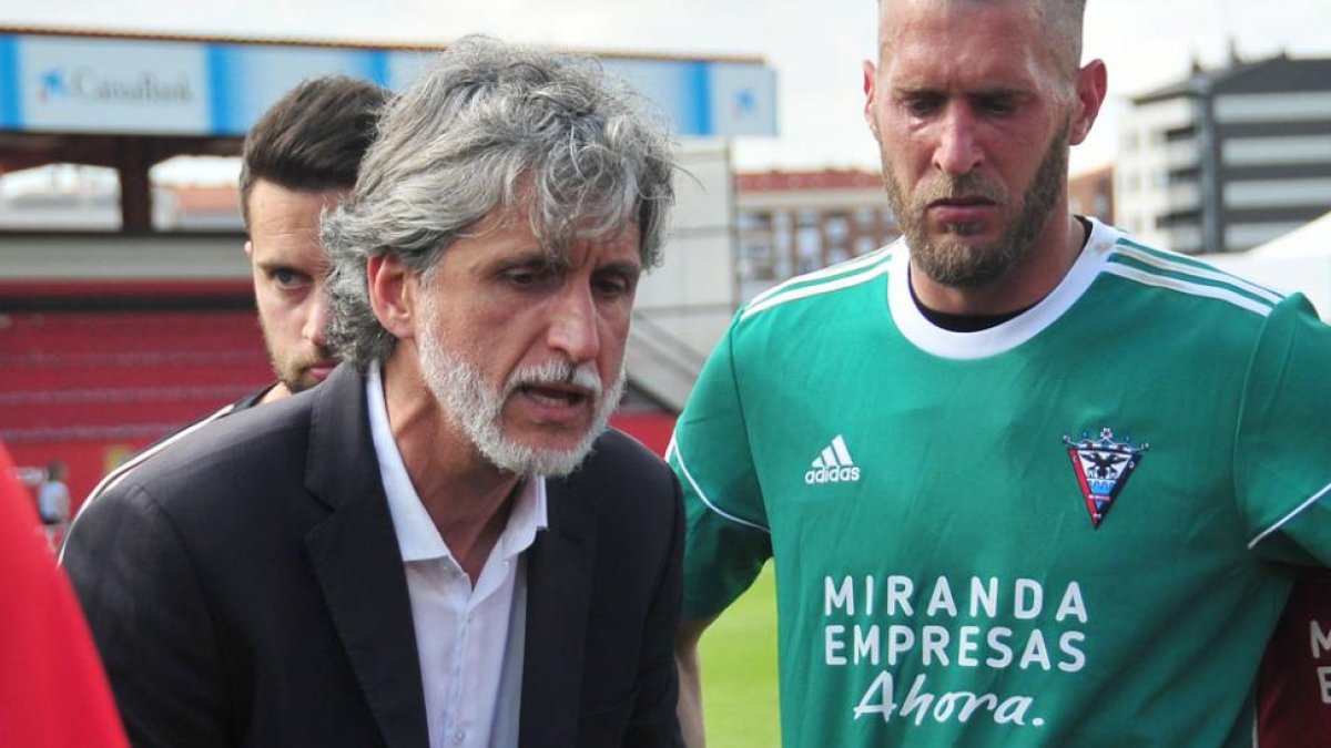 Alfaro dialoga con sus jugadores al término del partido-Jose Esteban Egurrola