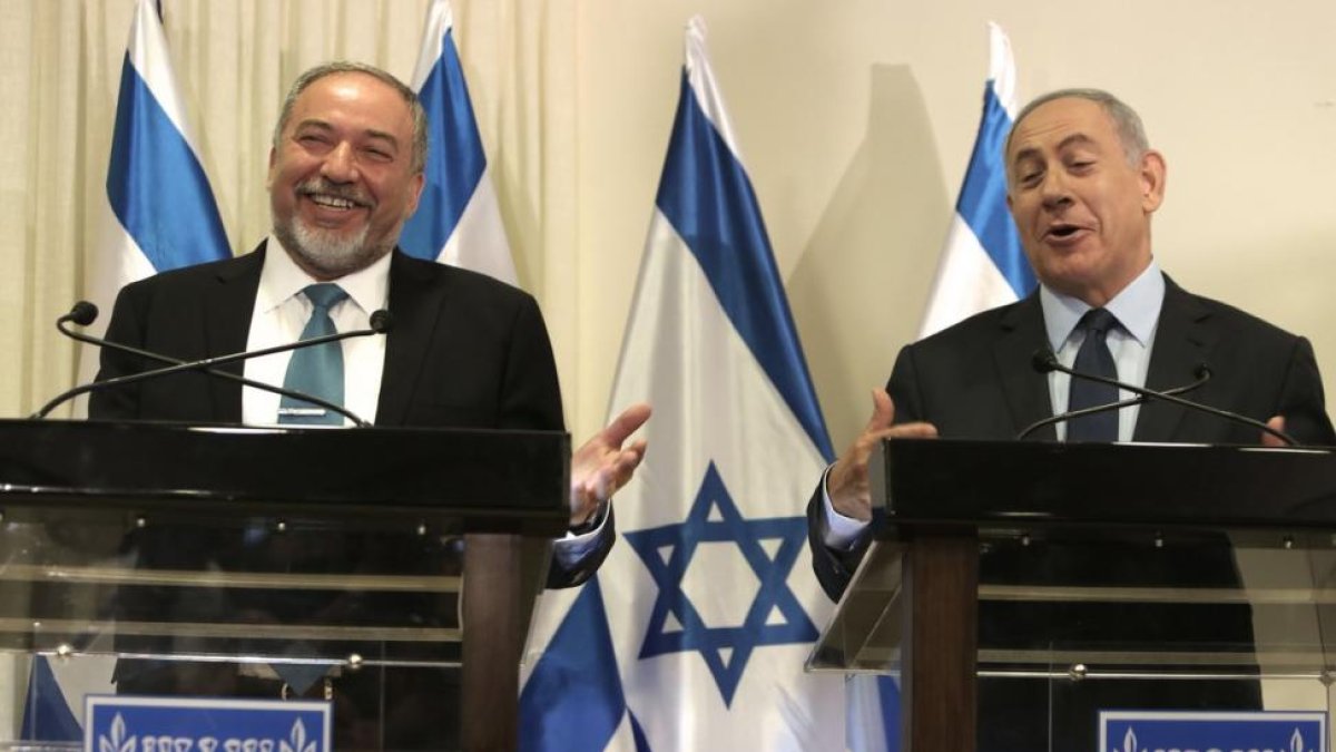 El ultra Avigdor Lieberman, a la izquierda, junto al primer ministro israelí, Benjamin Netanyahu.-AFP / MENAHEM KAHANA