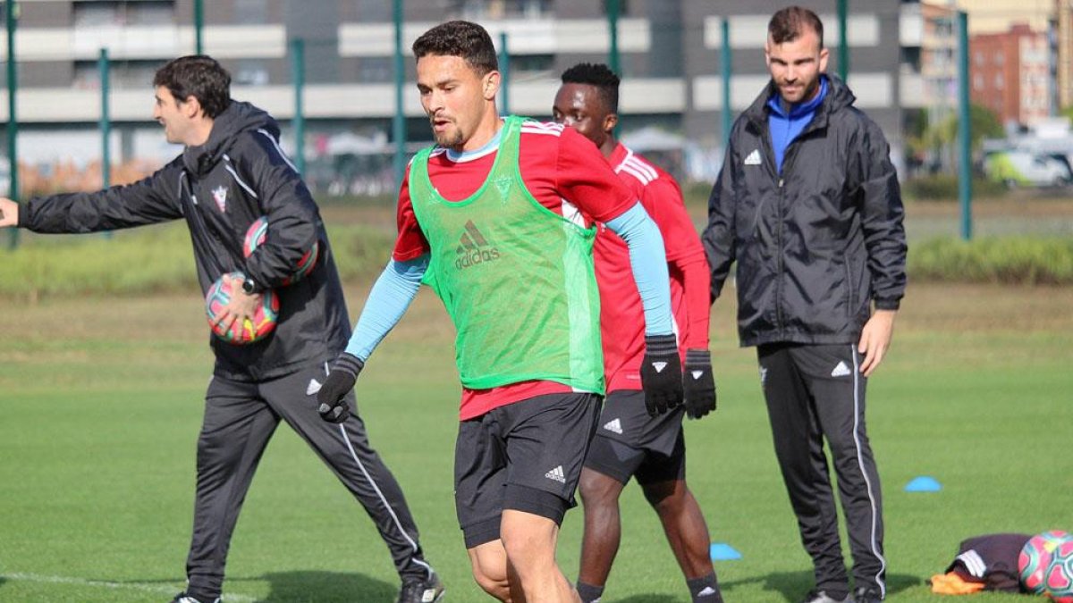 El delantero brasileño Matheus conduce el balón durante el entrenamiento de ayer.-CDMIRANDES.COM