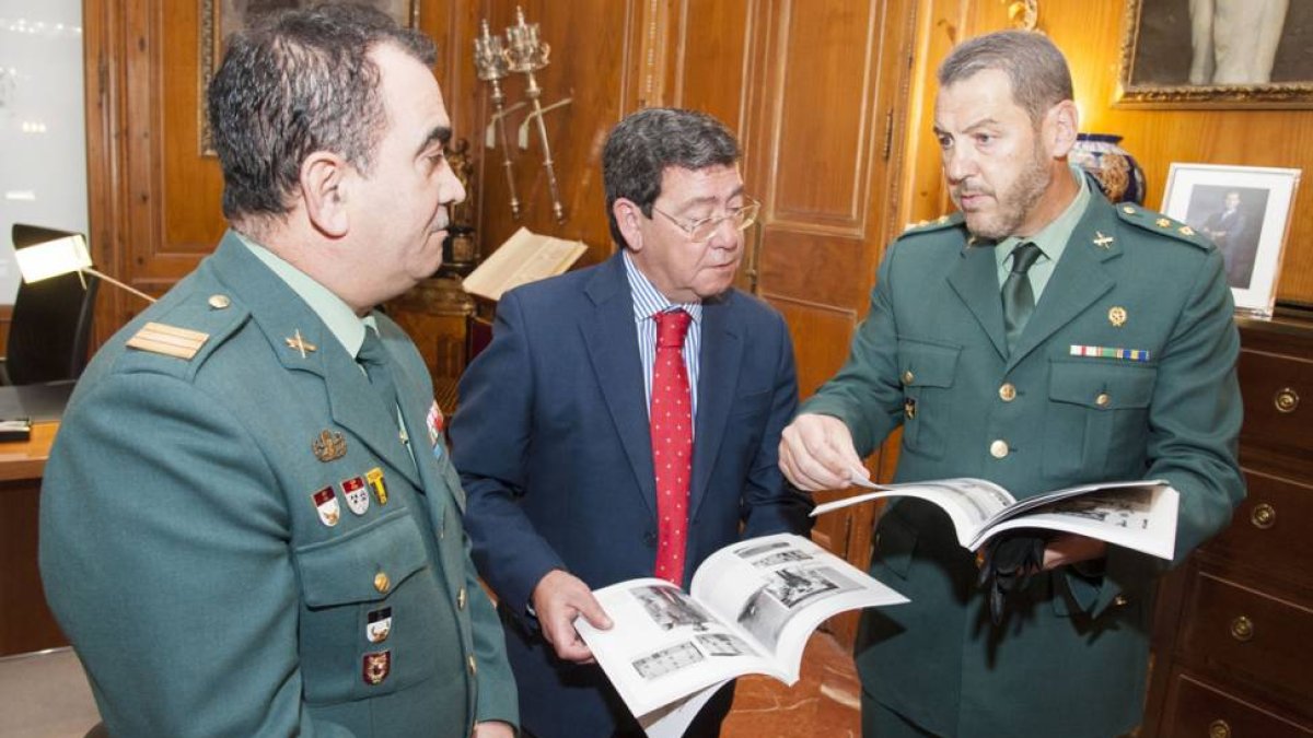 Chamorr (izq) y Salom (dcha) charlan con César Rico sobre el libro presentado ayer.-R. O.