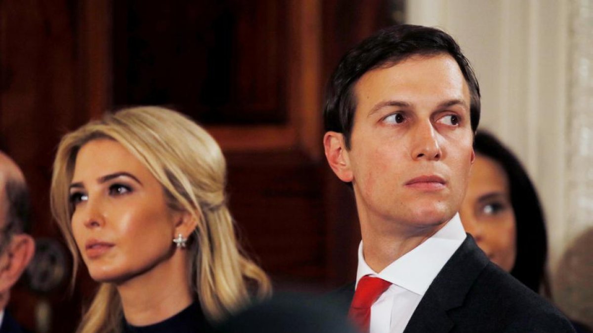 Ivanka Trump y su marido Jared Kushner.-JIM BOURG
