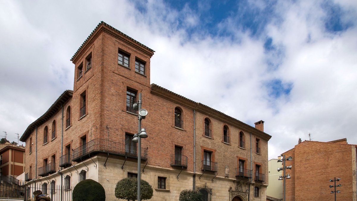 Los participantes visitarán el archivo del Palacio de Castilfalé. TOMÁS ALONSO