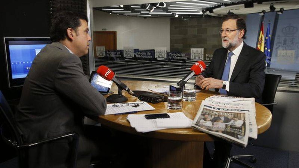 Rajoy durante una entrevista con Radio Nacional en La Moncloa.-Foto: EFE