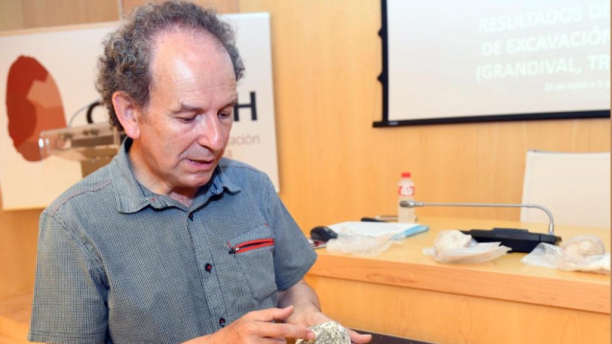 El geólogo del Cenieh y director del proyecto, Andoni Tarriño, presentó los hallazgos.-ICAL