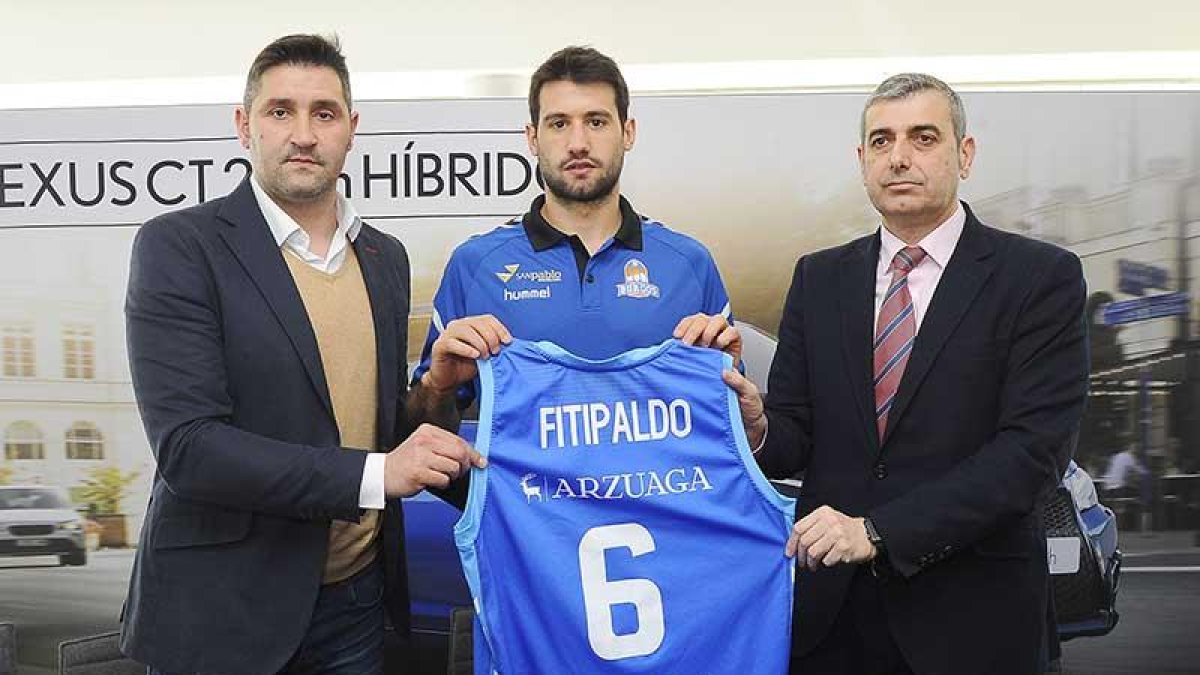 Bruno Fitipaldo posa con la camiseta del San Pablo tras alcanzar un acuerde de renovación con el club-SPB / M. González