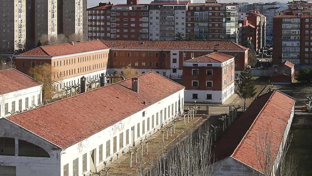 Imagen de algunos de los barracones que forman el parque de Artillería.-RAÚL G. OCHOA