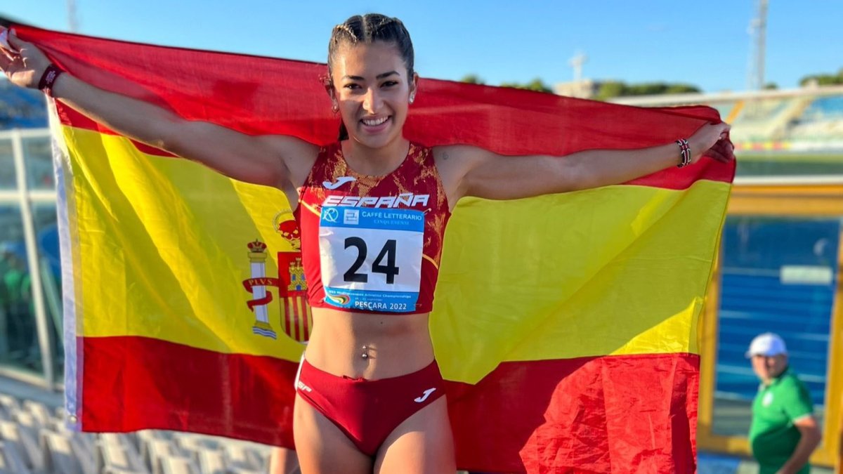 Lucía Carrillo celebra la medalla de bronce conseguida en Pescara. RFEA