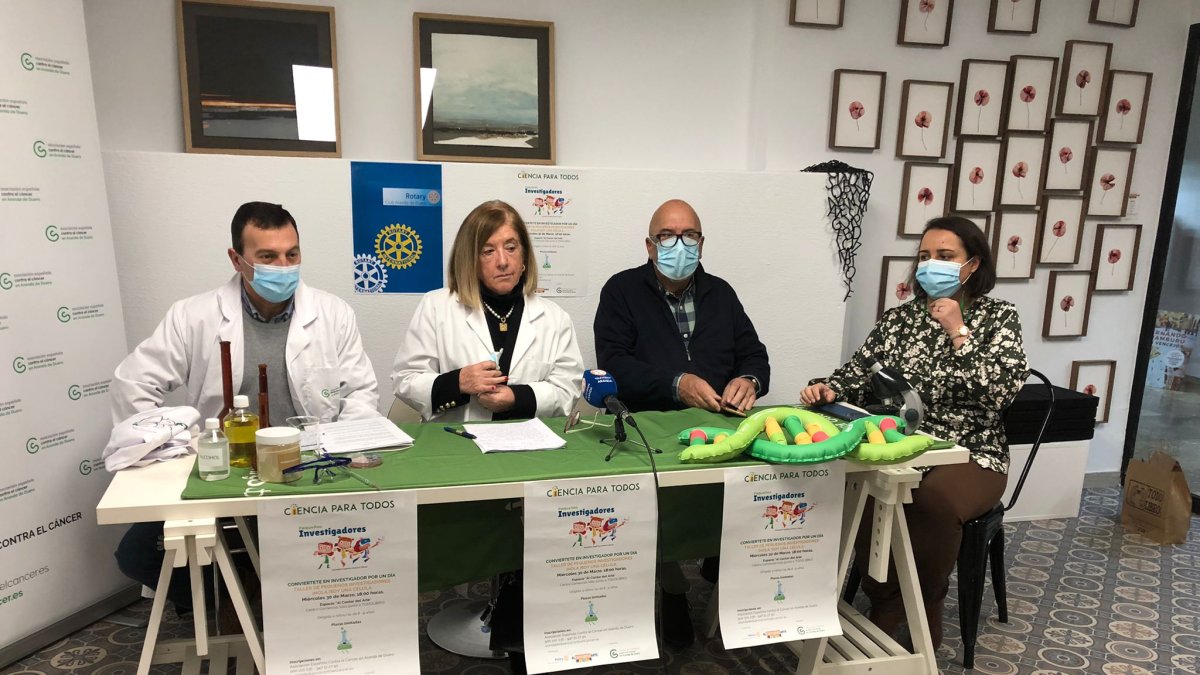 De izquierda a derecha, el coordinador de voluntarios, Rubén Villalaín, la vicepresidenta de la asociación arandina contra el Cáncer, María José Minguito; el representante de Rotary Club, y Lorena Bodas, del espacio Al Contar Del Arte