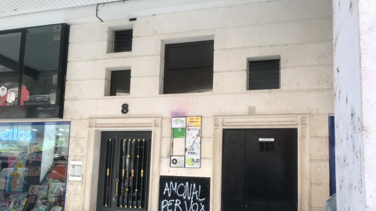 Pintada junto a la sede de Vox Burgos. ECB