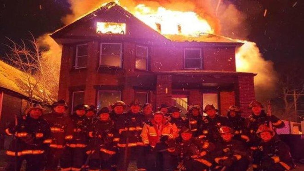 La polémica imagen de los bomberos de Detroit.-TWITTER