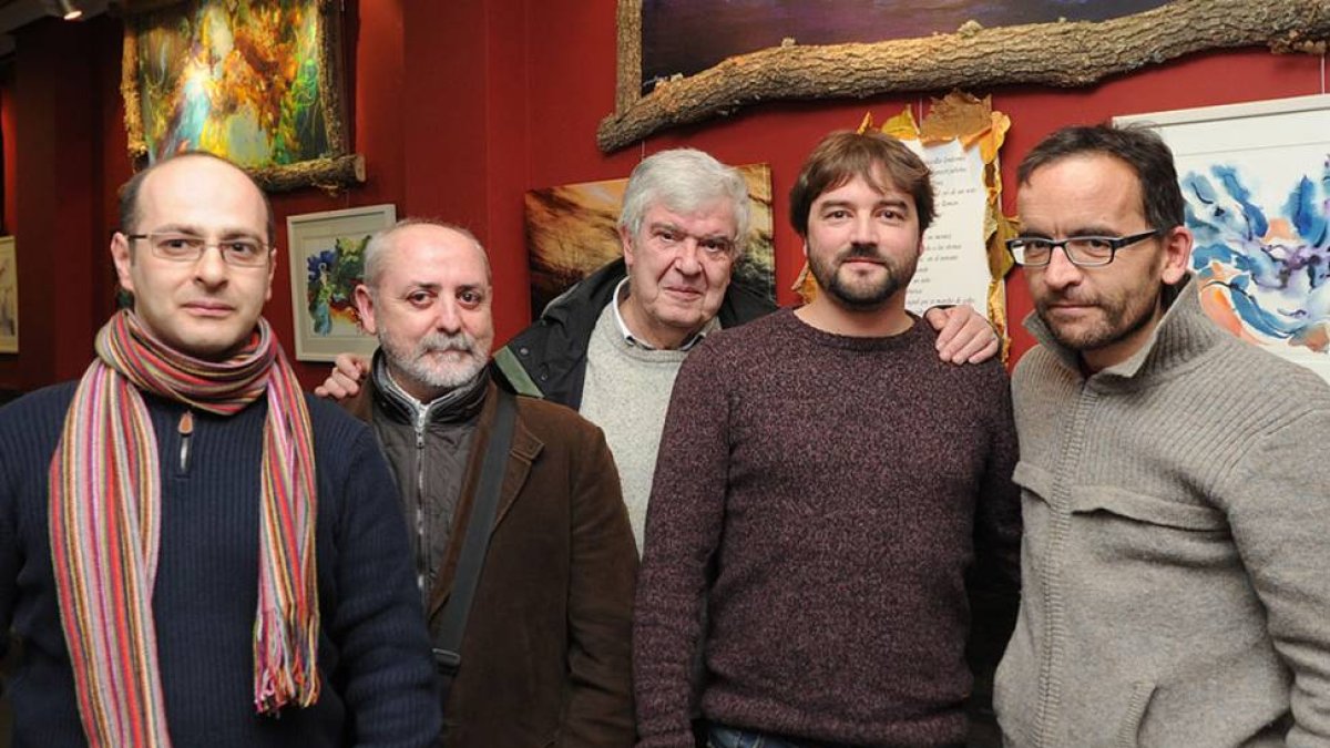 Los cinco caballeros de la conspiración son, de i. a d., Roberto Ordóñez, suyos son los marcos, Antonio Basavilbaso, que firma los acrílicos, Tino Barriuso, el hacedor de versos, Jorge Jiménez, en su faceta de fotógrafo, y Fernando Arahuetes, a la acuarel-Israel L. Murillo