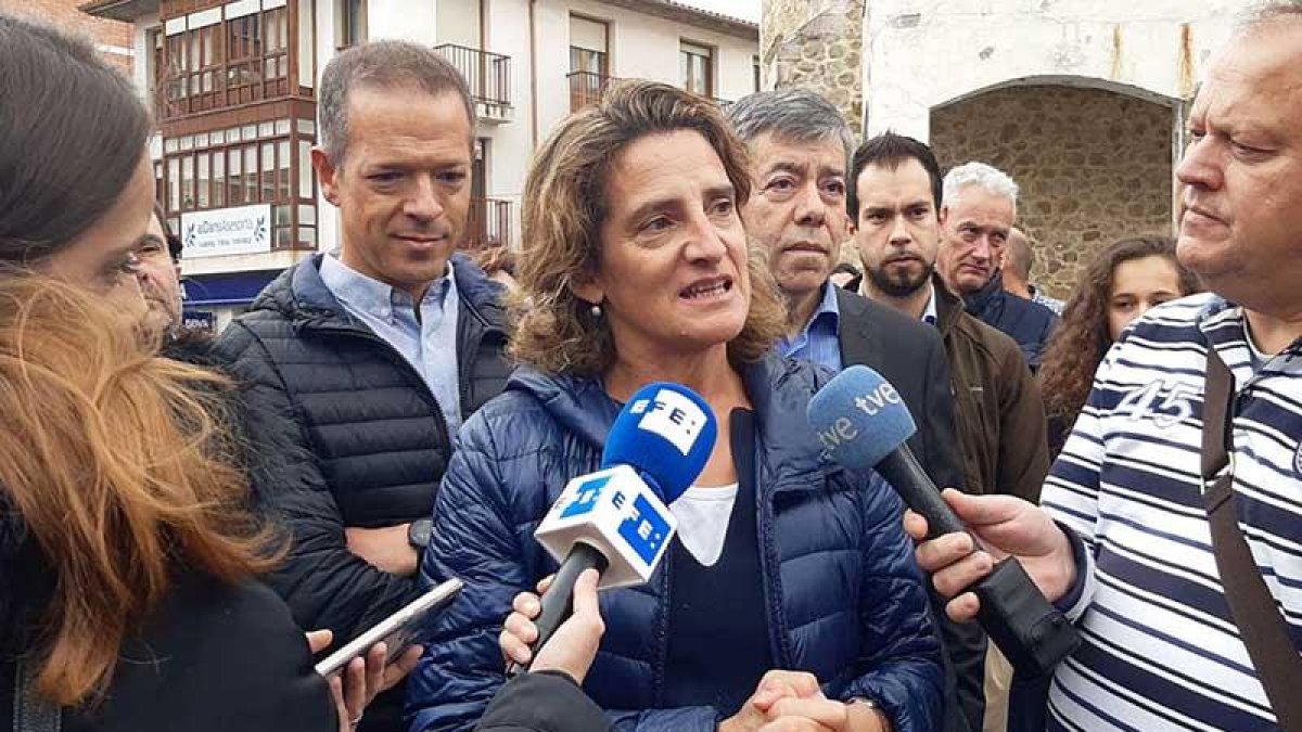 Teresa Ribera, durante su visita aMedina de Pomar, en Burgos.-ICAL