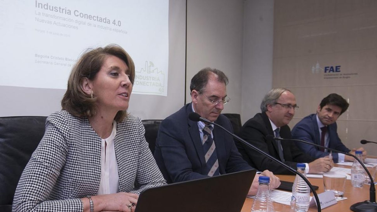 Begoña Cristeto y Miguel Ángel Benavente durante la jornada de FAE.-RAÚL OCHOA