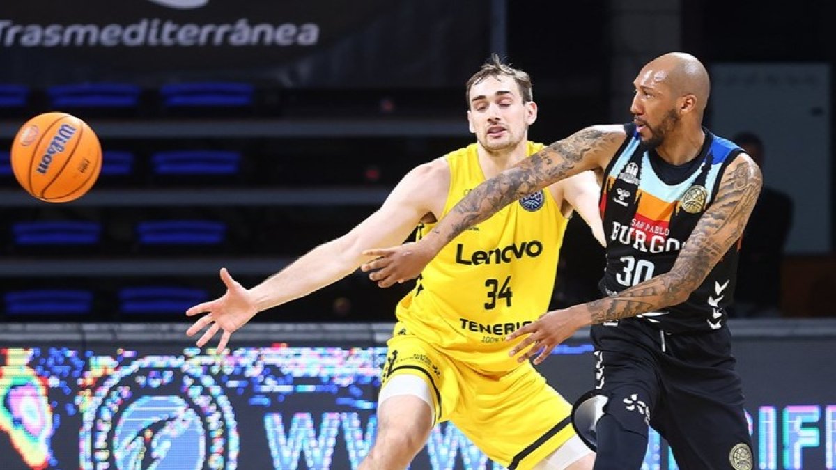 Horton busca el pase ante la defensa de Cavanaugh. FIBA