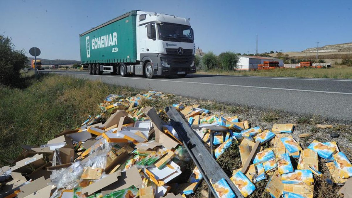 Los efectivos de limpieza retirando los restos de los vehículos siniestrados para abrir la vía al tráfico.-ISRAEL L. MURILLO
