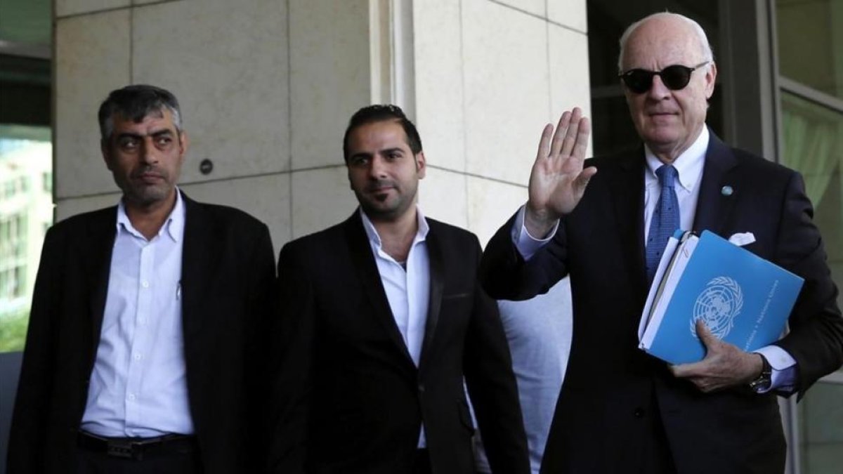 De Mistura, mediador de la ONU para Siria, abandona su residencia en Damasco, el 11 de abril.-EFE / YOUSSEF BADAWI