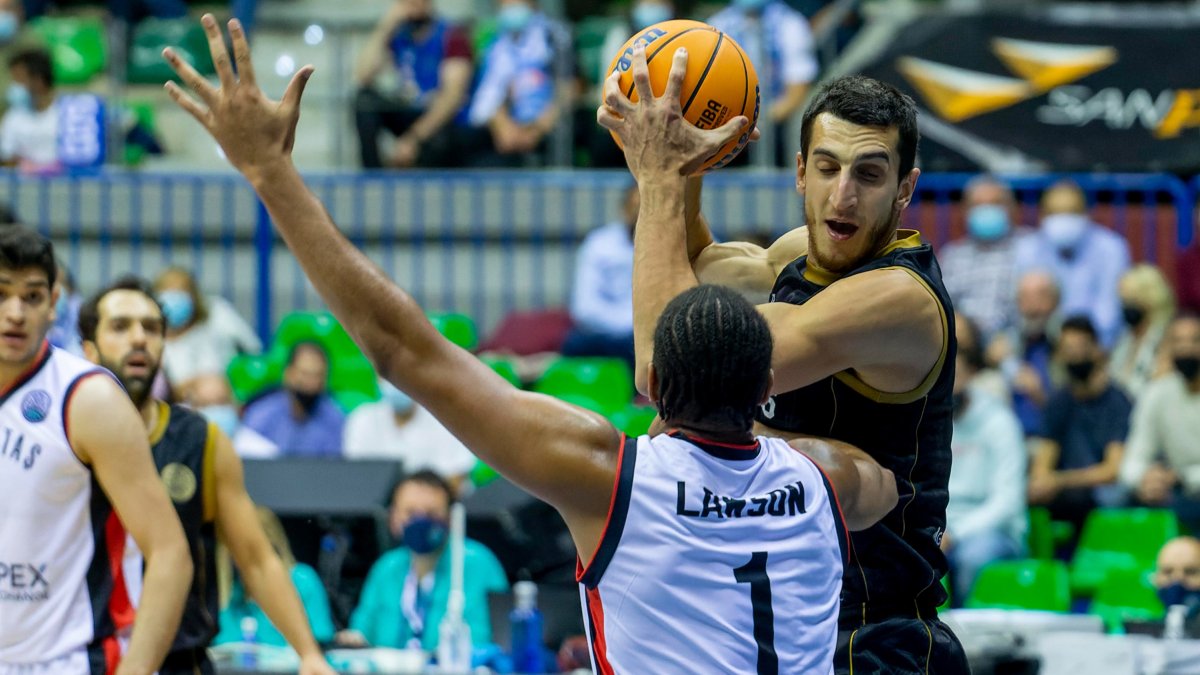 Dejan Kravic pugna en la zona con el jugador del Besiktas Lawson. SANTI OTERO