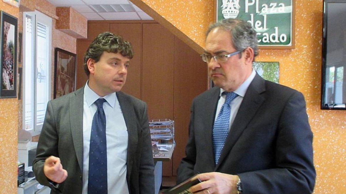 El delegado de la Junta compareció junto al presidente de la Cofradía.-E.M.