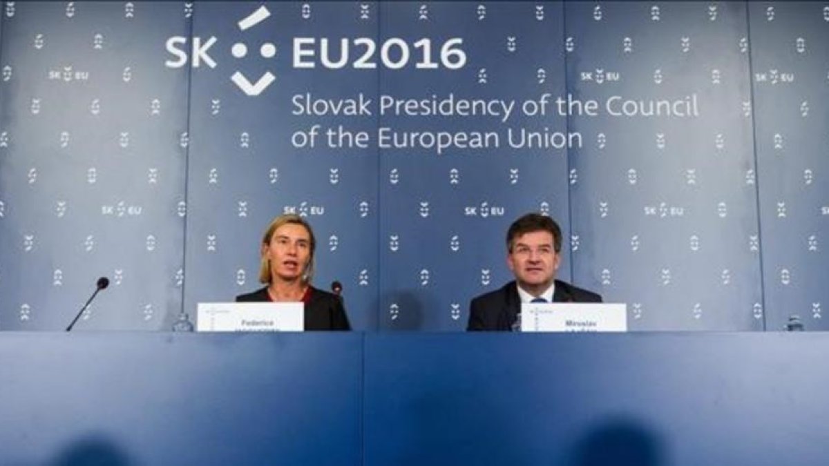 El ministro de Exteriores de Eslovaquia, Miroslav Lajcak, junto con la jefa de la diplomacia europea, Federica Mogherini, en Bratislava.-JAKUB GAVLAK / EFE