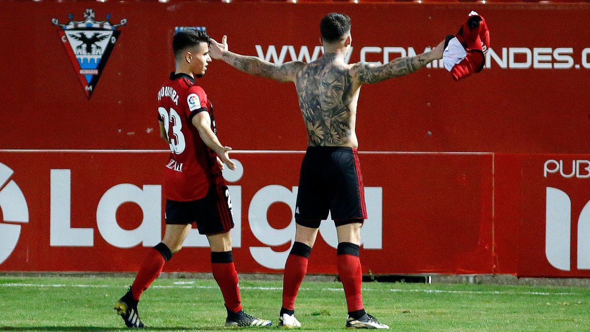 Cristo recibe la felicitación de Djouahra tras marcar el primer gol del partido. SANTI OTERO