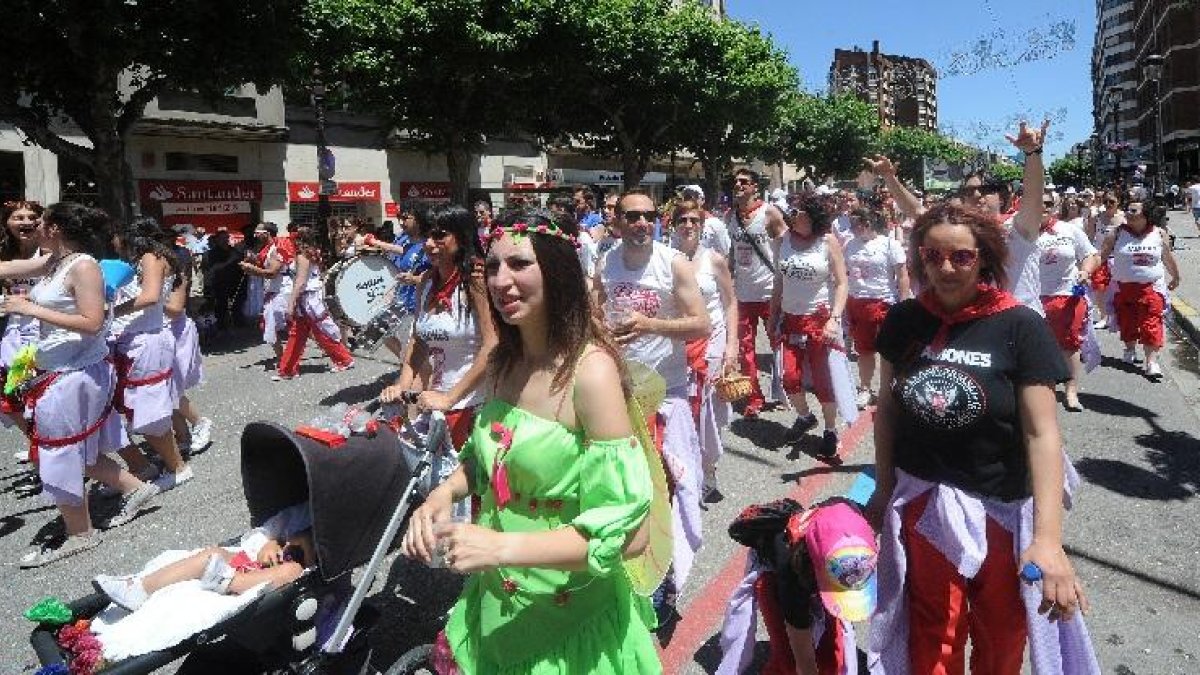 Miembros de Los Gamones en el desfile de las fiestas de San Pedro.-ISRAEL L. MURILLO
