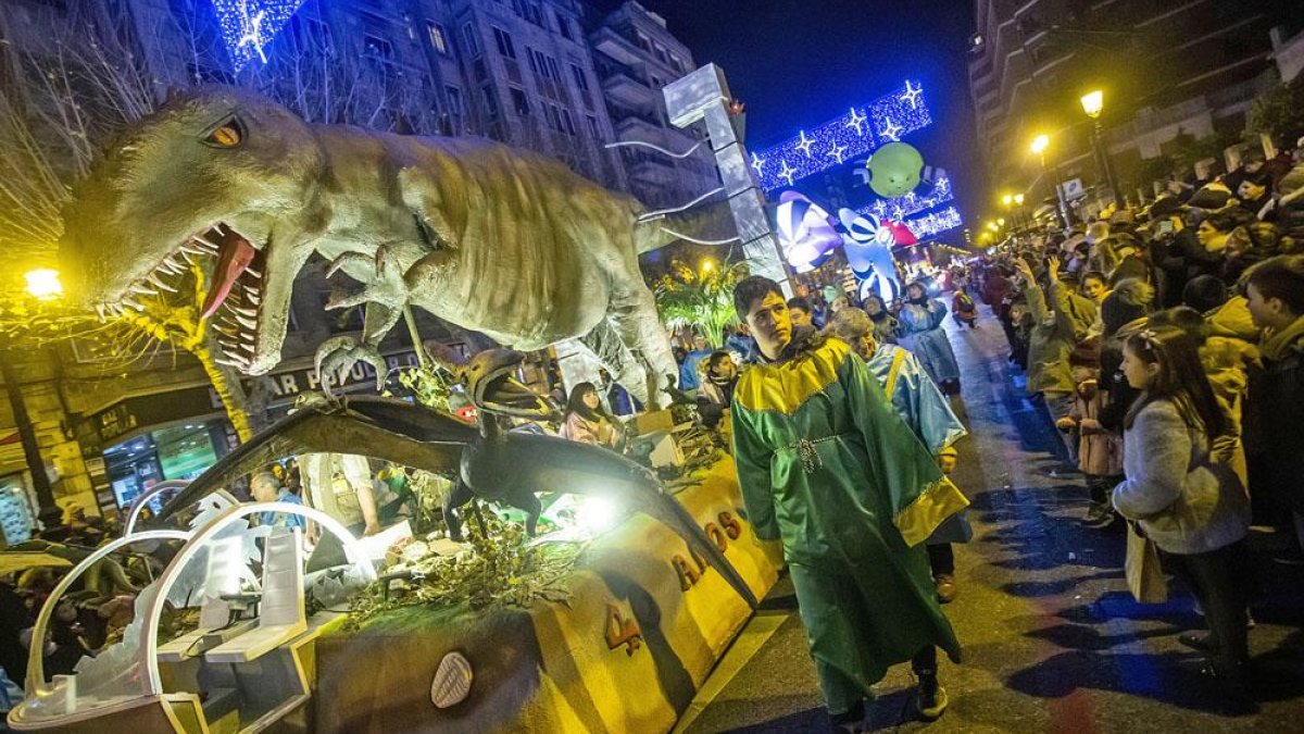 Aunque la temática de la noche era el mundo marino, también se pudo ver a los dinosaurios campando a sus anchas por las calles burgalesas en la cabalgata de Reyes Magos.-SANTI OTERO
