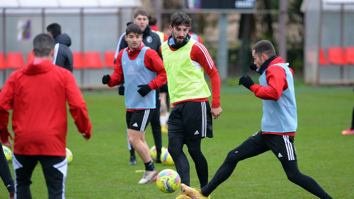 Javi Pérez durante un entrenamiento en La Deportiva. TOMÁS ALONSO