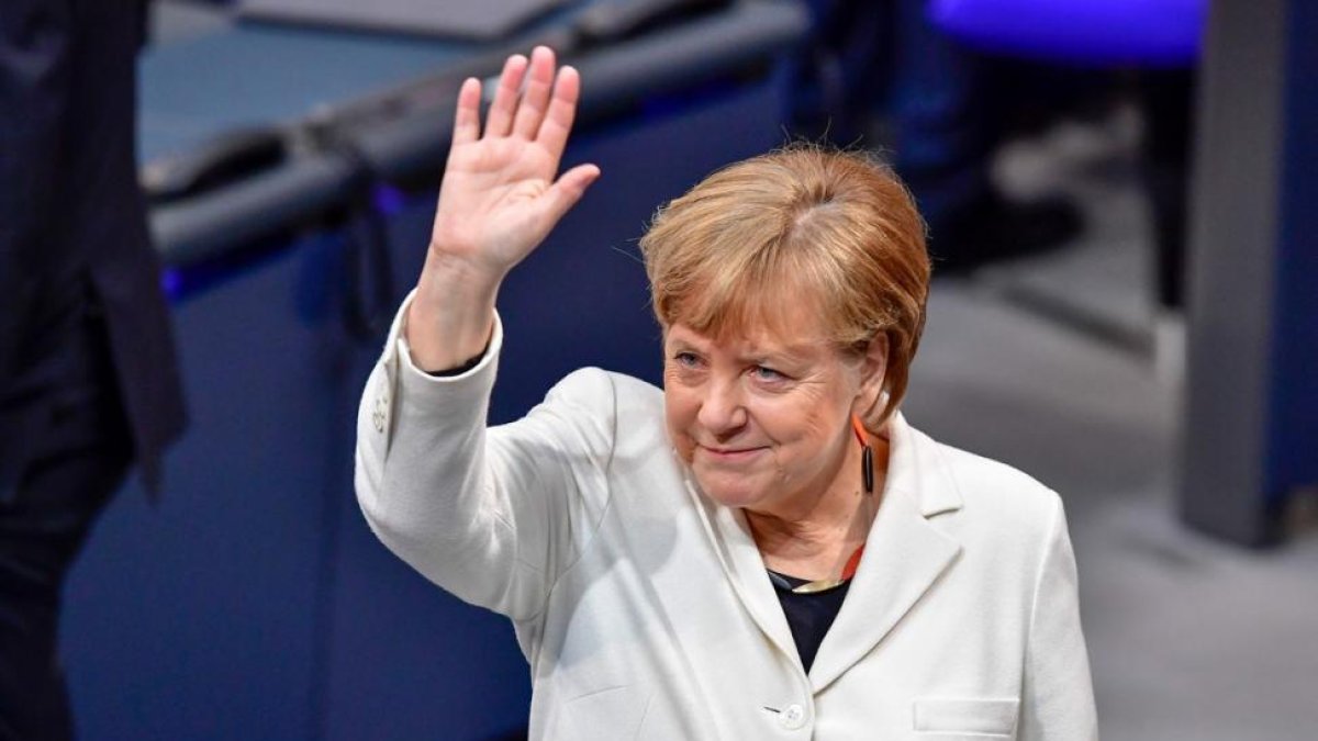 Merkel saluda a su llegada a la sesión del Bundestag para ser investida una vez más cancillera alemana.-/ AFP / TOBIAS SCHWARZ