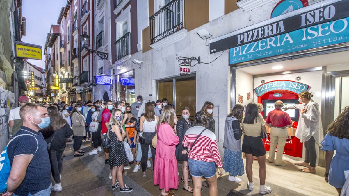 Una larga fila de clientes inauguró la máquina expendedora de la pizzería Iseo. ISRAEL L. MURILLO