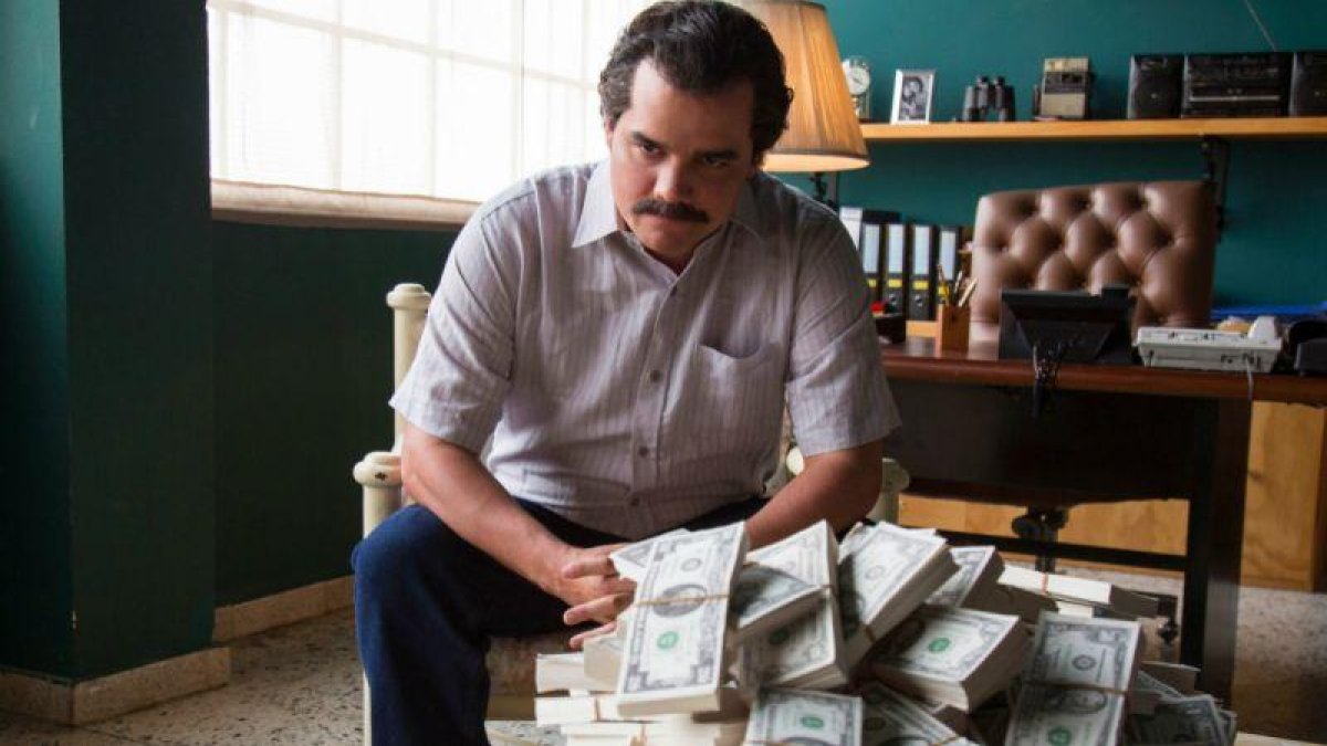 El actor Wagner Moura en el papel de Pablo Escobar, de la popular serie de Netflix Narcos.-SERIE 'NARCOS' (ARCHIVO)
