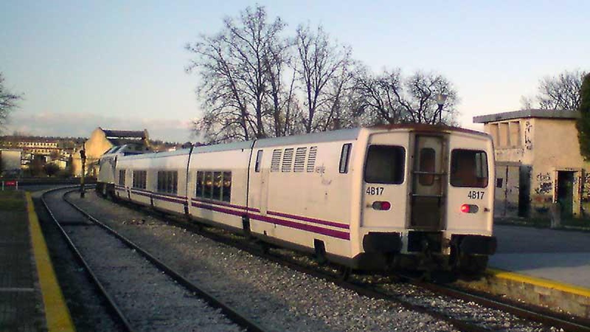 Un tren circula por la estación de El Montecillo en Aranda de Duero.-L.V.