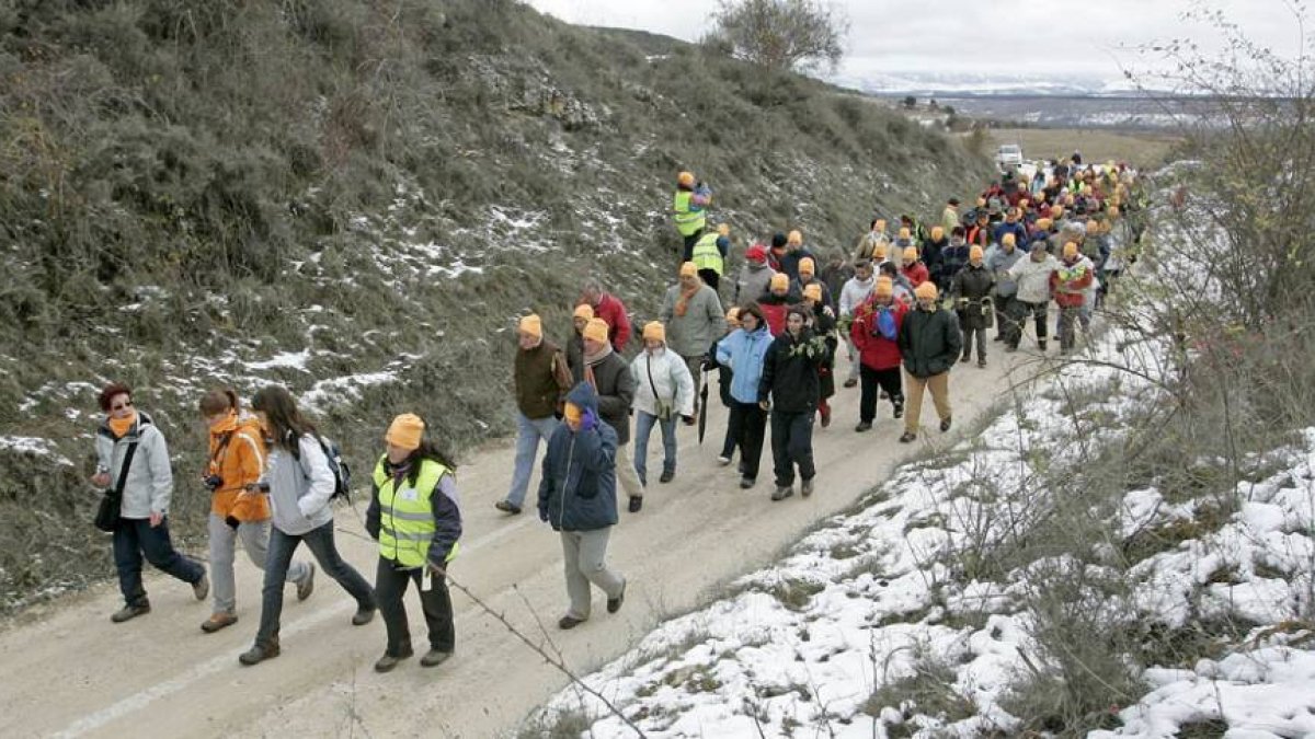 Una de las actuaciones que llevan a cabo es una marcha para visitar los yacimientos arqueológicos de Atapuerca.-SANTI OTERO