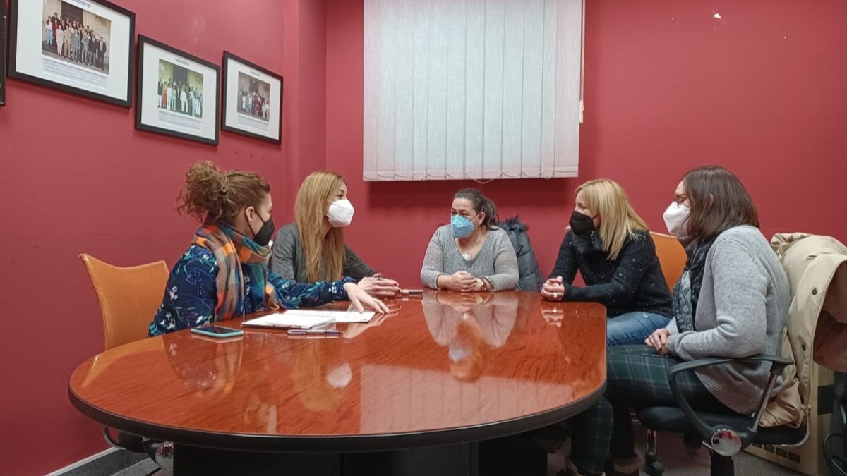 Jiménez acudió a la cita acompañada de la alcaldesa, Aitana Hernando y el concejal de Servicios Sociales, Pablo Gómez. ECB