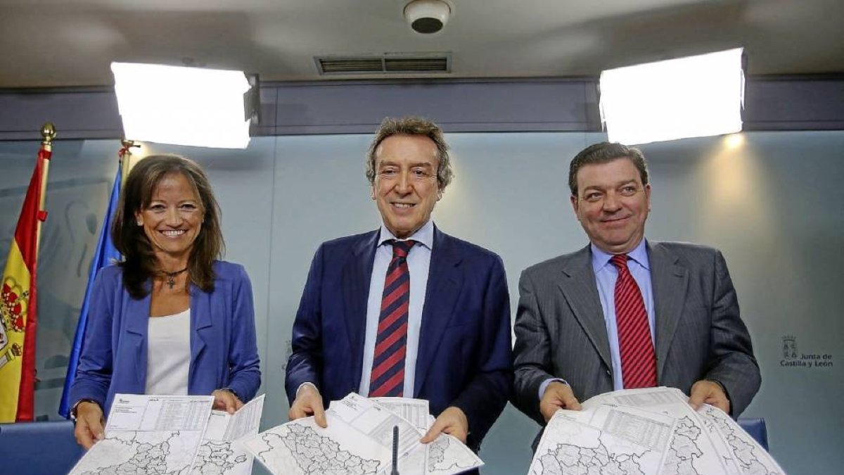 De Diego, De Santiago-Juárez y González Gago con el borrador de los mapas.-Ical