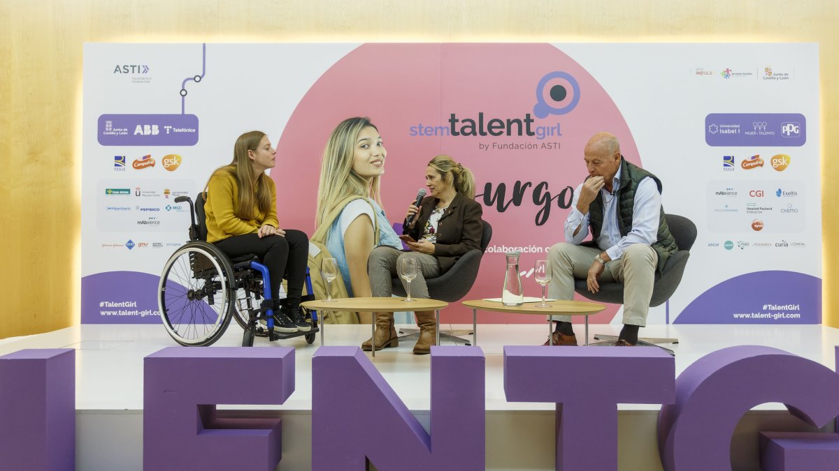 Marta Fernández y Juan Antonio Corbalán, en la apertura del curso de STEM Talent Girl. SANTI OTERO