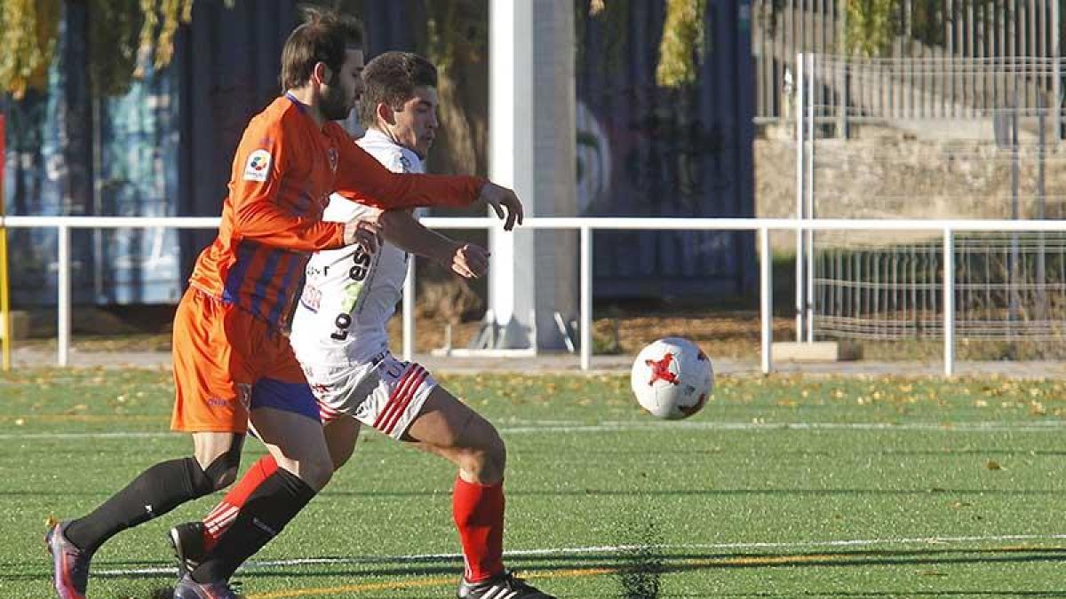 Los centrocampistas Cerezo (Isabel I) e Isra (Atrio) pugnan por un esférico en una acción del derbi capitalino de ayer en San Amaro-Raúl G. Ochoa