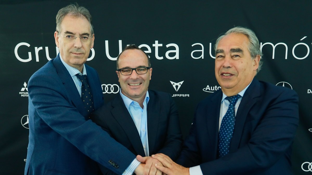 Diego Ocampo, flanqueado por los dirigentes del Tizona Miguel Ángel Benavente y Fernando Andrés. TOMÁS ALONSO