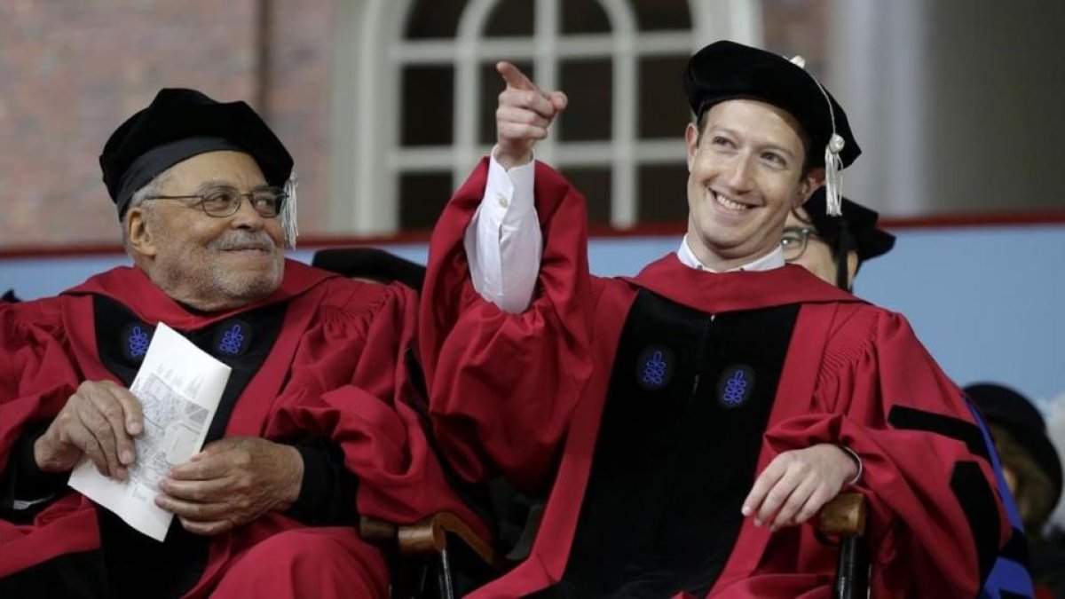 Mark Zuckerberg, el fundador de Facebook, en el acto de graduación de la Universidad de Harvard.-AP