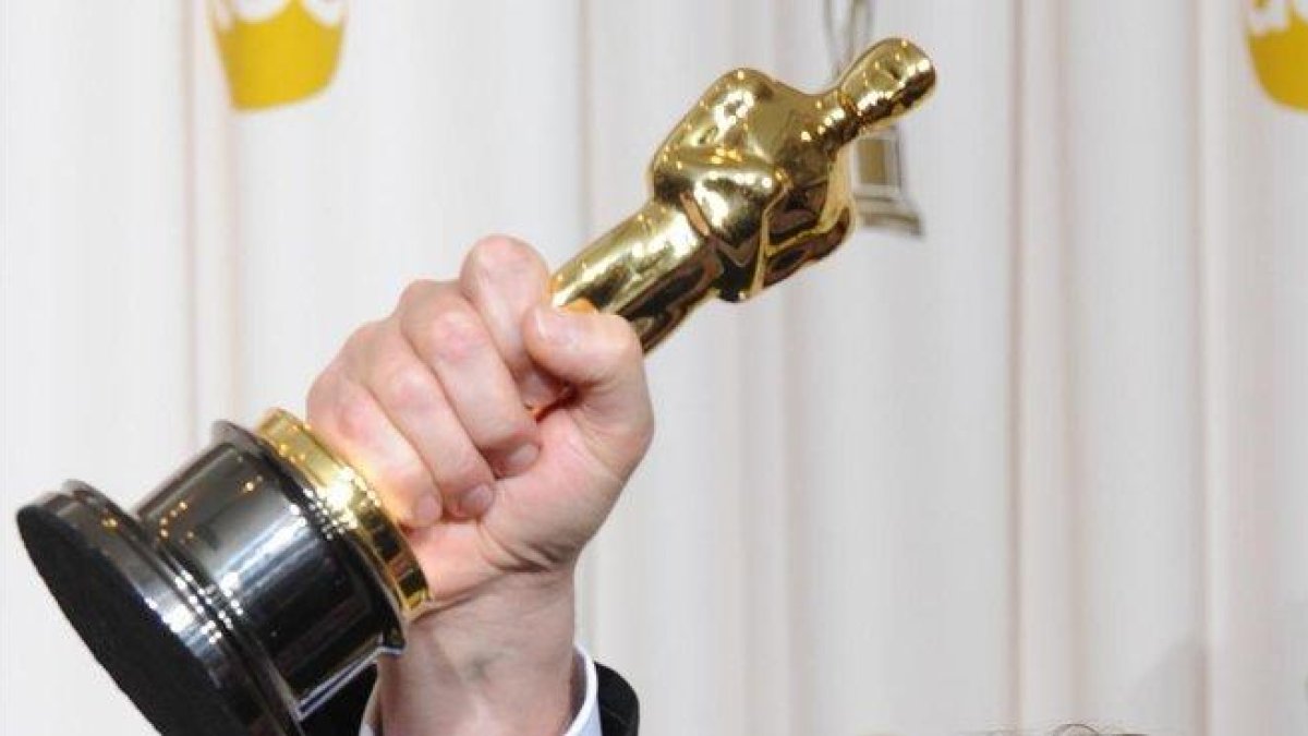 Un actor sostiene un Oscar.-AFP
