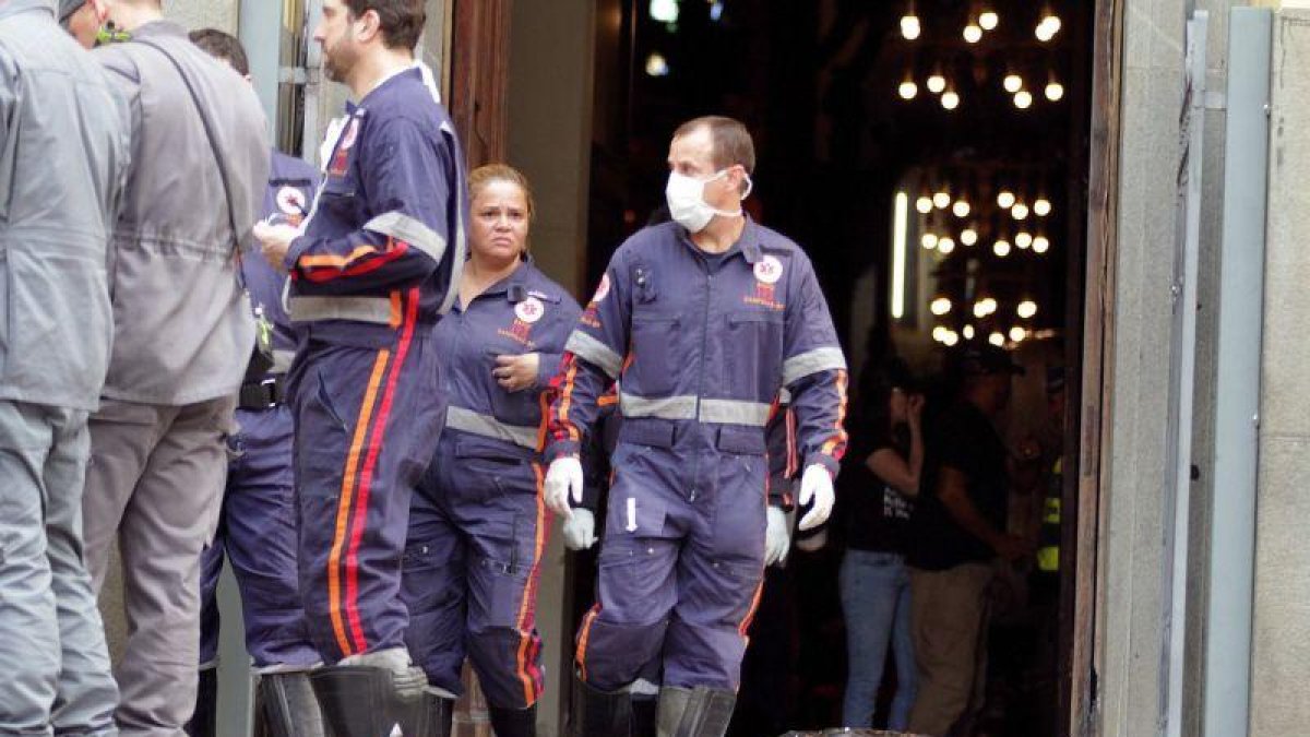 Agentes de policia prestan guardia frente a la Catedral Metropolitana de Campinas tras un tiroteo donde al menos cinco personas murieron entre ellas el autor de los disparos que se suicido.-DENNY CESARE (EFE)