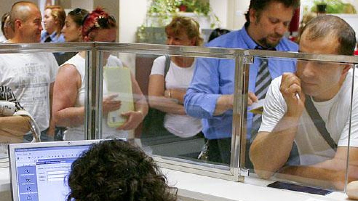 Imagen de una trabajadora del Ayuntamiento atendiendo a los ciudadanos.-RAÚL G. OCHOA