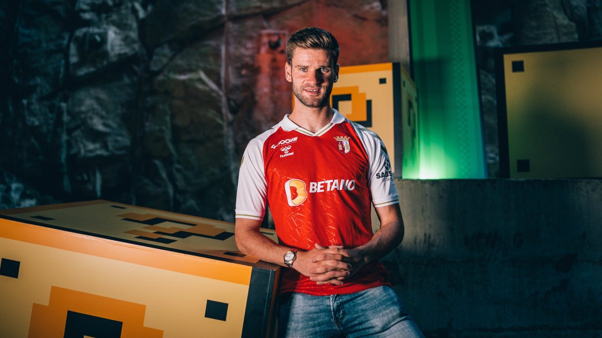 Mario González posa con su nueva camiseta. TWITTER / @SCBRAGAOFICIAL