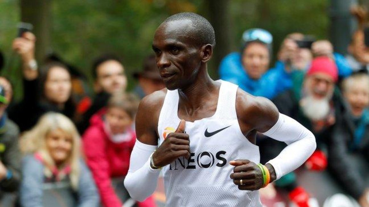 Eliud Kipchoge, en plena gesta, este sábado en Viena.-