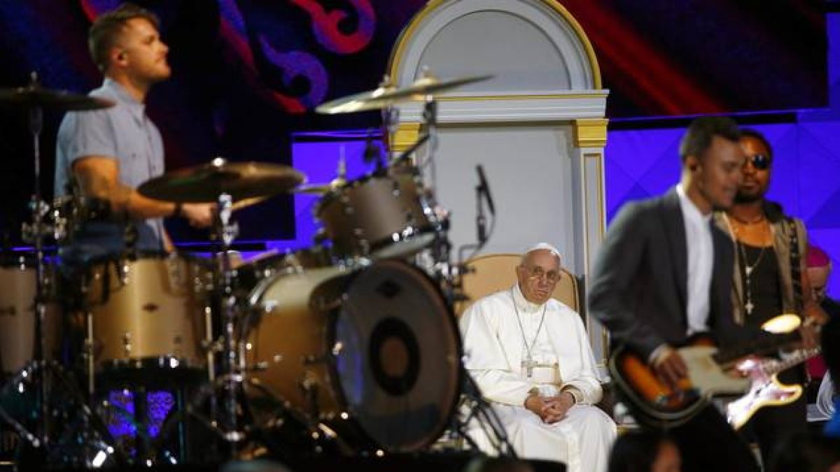 El Papa presencia la actuación del grupo The Fray en el Encuentro Mundial de las Familias celebrado en Filadelfia.-EFE / TONY GENTILE