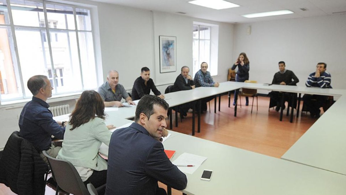 Un momento del encuentro de ayer, con Tudanca en primer plano.-ISRAEL L. MURILLO