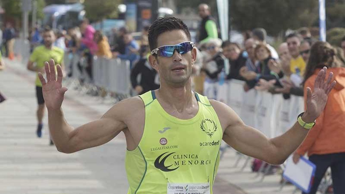 Óscar Cavia atraviesa victorioso la línea de llegada de la carrera, ubicada en los aledaños del Fórum-Santi Otero