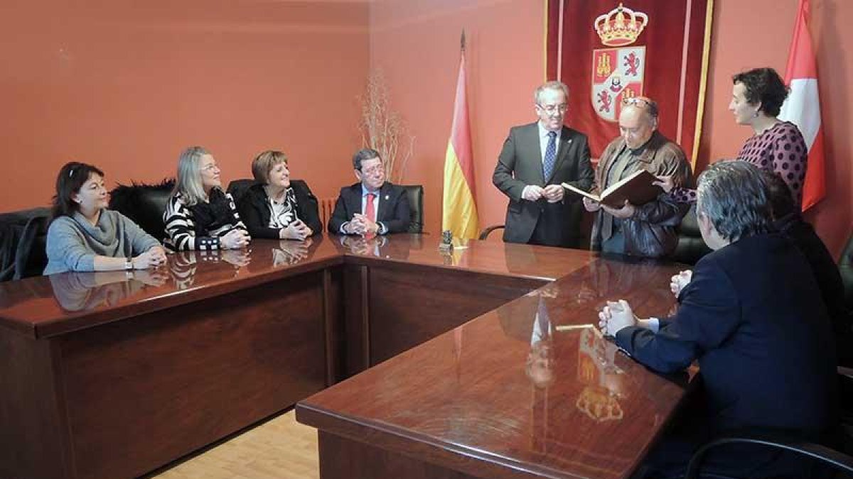 Los representantes de Argeol recibieron ayer en Villadiego la Calza 2017 en reconocimiento a su trabajo por el geoparque.-ECB